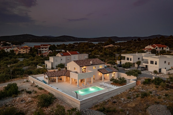 Foto van Villa Royal Stone met zwembad in Jezera - Vakantiehuis in Tisno - ExteriorSummer