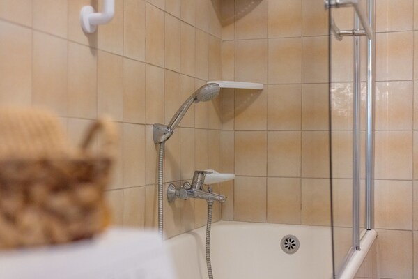 Foto van Vakantiehuis in Zemunik Donji met Zwembad - Vakantiehuis in Zemunik Donji - BathRoom
