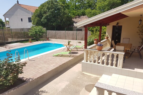 Foto van Vakantiehuis in Zemunik Donji met Zwembad - Vakantiehuis in Zemunik Donji - PoolOfHouse