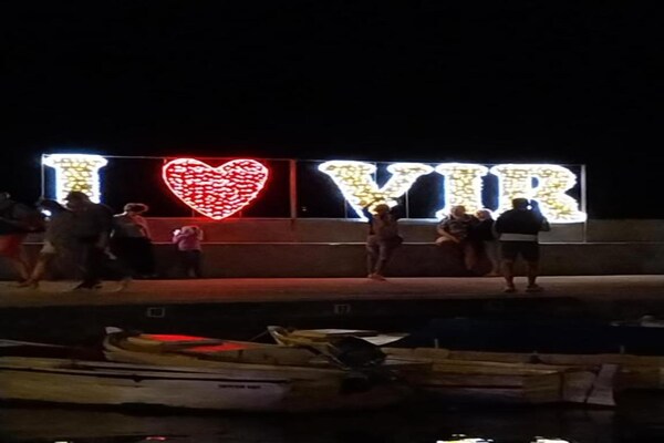 Foto van Villa op Adriatisch Eiland met Zwembad - Vakantiehuis in Vir - AreaSummer20KM