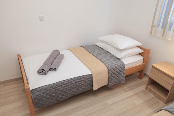 Foto van Luxe appartement met verwarmd zwembad in Starigrad - BedRoom