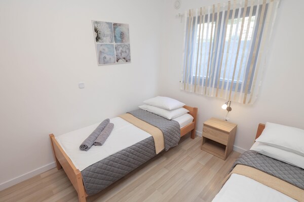 Foto van Luxe appartement met verwarmd zwembad in Starigrad - BedRoom
