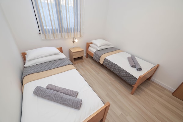 Foto van Luxe appartement met verwarmd zwembad in Starigrad - BedRoom