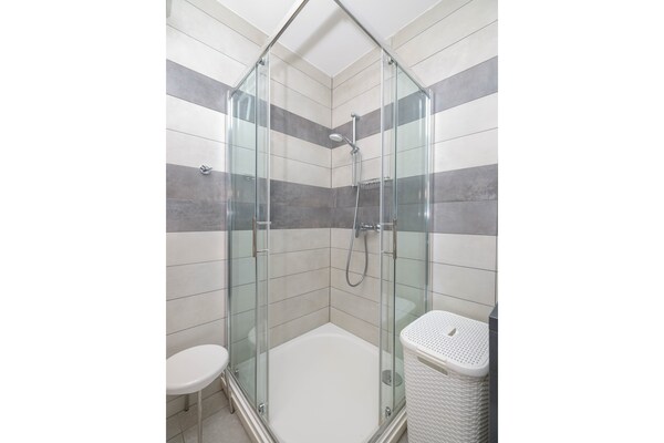 Foto van Luxe appartement met verwarmd zwembad in Starigrad - BathRoom