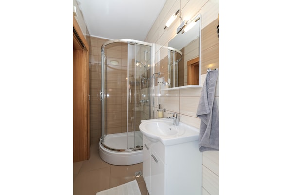 Foto van Luxe appartement met verwarmd zwembad in Starigrad - BathRoom