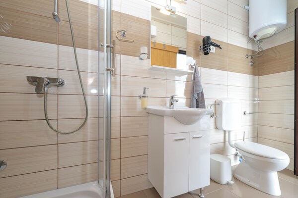 Foto van Luxe appartement met verwarmd zwembad in Starigrad - BathRoom