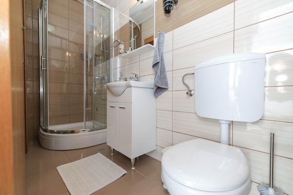 Foto van Luxe appartement met verwarmd zwembad in Starigrad - BathRoom