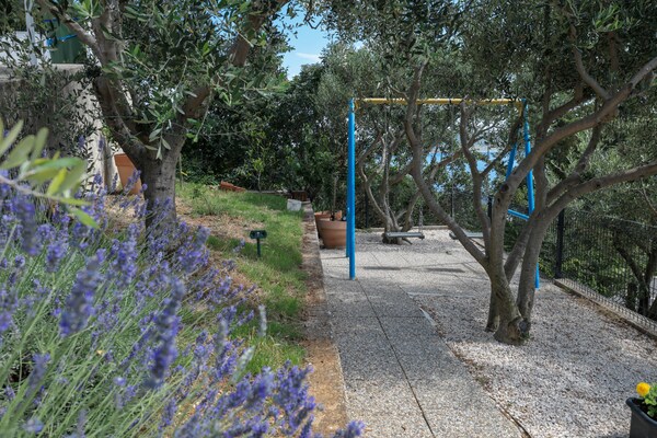 Foto van Luxe appartement met verwarmd zwembad in Starigrad - GardenSummer