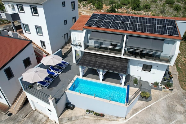 Foto van Luxe appartement met verwarmd zwembad in Starigrad - AreaSummer1KM