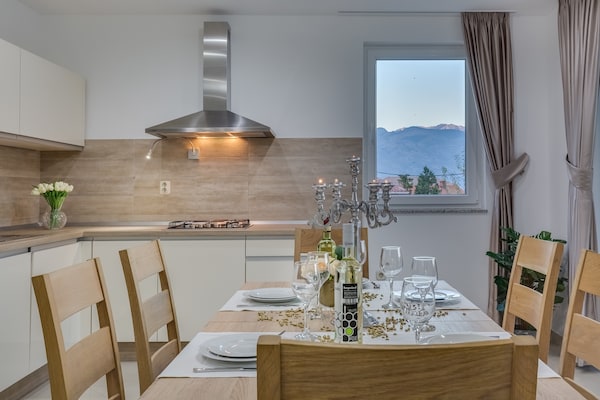 Foto van Villa in Razanac met Zwembad bij Strand - Vakantiehuis in Razanac - DiningRoom