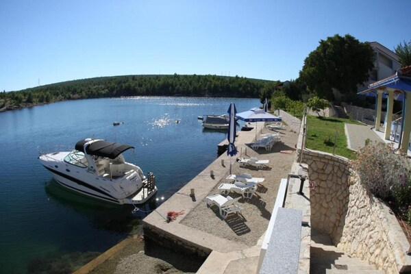 Foto van Gezellig appartement in Obrovac met bubbelbad - Vakantiehuis in Obrovac - AreaSummer5KM