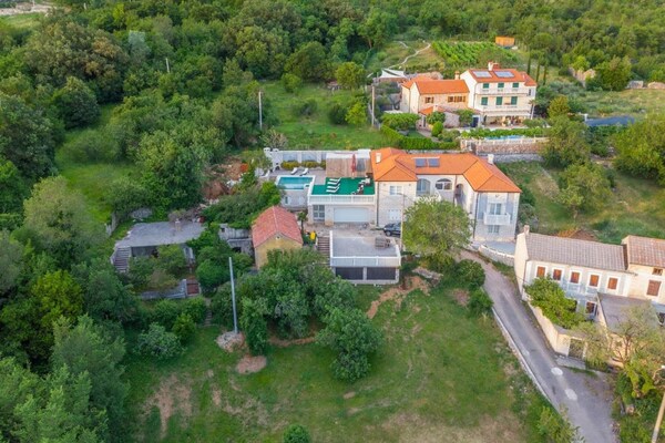 Foto van Charmant vakantiehuis in Bribir met privézwembad - Vakantiehuis in Bribir - ExteriorSummer