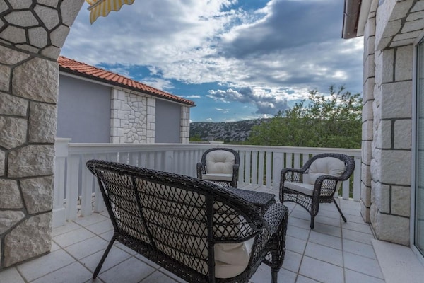 Foto van Charmant vakantiehuis in Bribir met privézwembad - Vakantiehuis in Bribir - TerraceBalcony