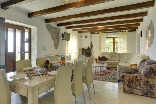 Foto van Villa in Lupoglav met zwembad bij zee - Vakantiehuis in DOLENJA VAS (LUPOGLAV) - LivingRoom