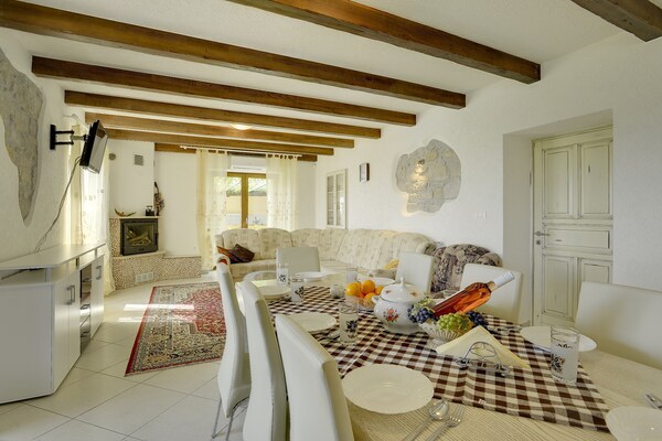 Foto van Villa in Lupoglav met zwembad bij zee - Vakantiehuis in DOLENJA VAS (LUPOGLAV) - DiningRoom