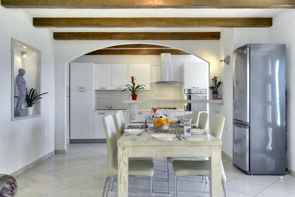 Foto van Villa in Lupoglav met zwembad bij zee - Vakantiehuis in DOLENJA VAS (LUPOGLAV) - DiningRoom
