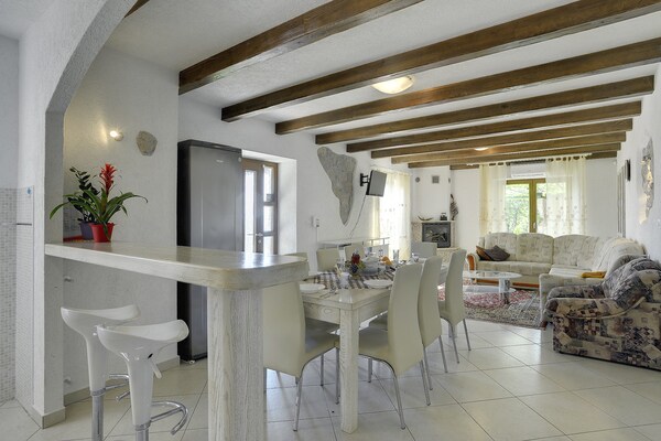Foto van Villa in Lupoglav met zwembad bij zee - Vakantiehuis in DOLENJA VAS (LUPOGLAV) - DiningRoom