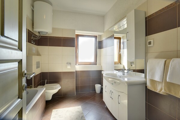 Foto van Villa in Lupoglav met zwembad bij zee - Vakantiehuis in DOLENJA VAS (LUPOGLAV) - BathRoom