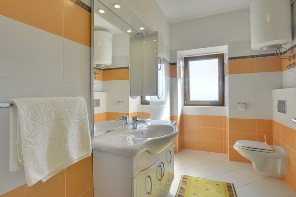 Foto van Villa in Lupoglav met zwembad bij zee - Vakantiehuis in DOLENJA VAS (LUPOGLAV) - BathRoom