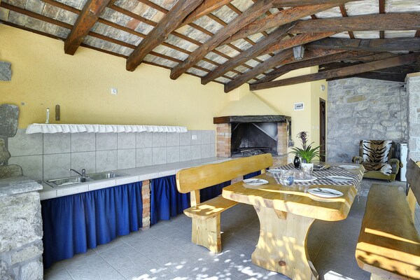 Foto van Villa in Lupoglav met zwembad bij zee - Vakantiehuis in DOLENJA VAS (LUPOGLAV) - TerraceBalcony