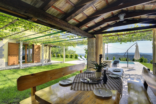 Foto van Villa in Lupoglav met zwembad bij zee - Vakantiehuis in DOLENJA VAS (LUPOGLAV) - GardenSummer