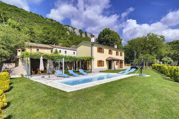 Foto van Villa in Lupoglav met zwembad bij zee - Vakantiehuis in DOLENJA VAS (LUPOGLAV) - ExteriorSummer