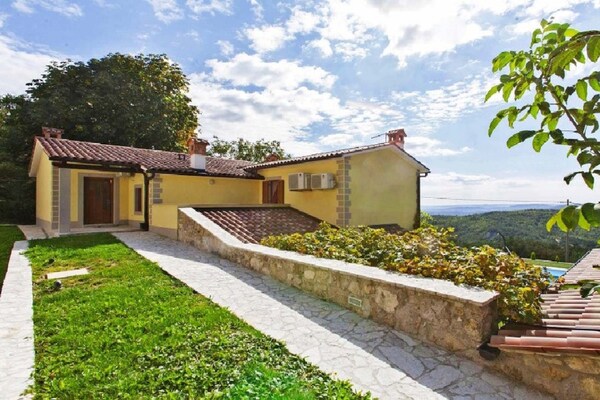 Foto van Villa in Lupoglav met zwembad bij zee - Vakantiehuis in DOLENJA VAS (LUPOGLAV) - ExteriorSummer