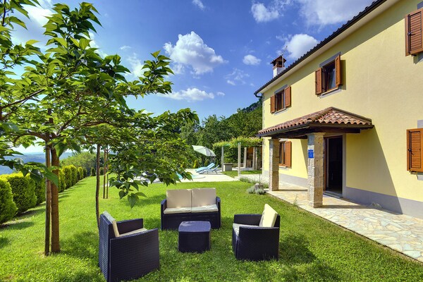 Foto van Villa in Lupoglav met zwembad bij zee - Vakantiehuis in DOLENJA VAS (LUPOGLAV) - ExteriorSummer