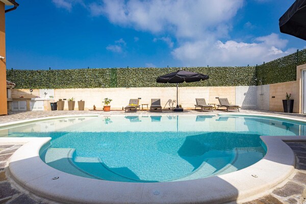 Foto van Luxe villa in Pula met zwembad en jacuzzi - Vakantiehuis in Pula - PoolOfHouse