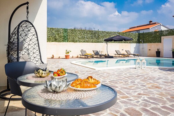 Foto van Luxe villa in Pula met zwembad en jacuzzi - Vakantiehuis in Pula - PoolOfHouse