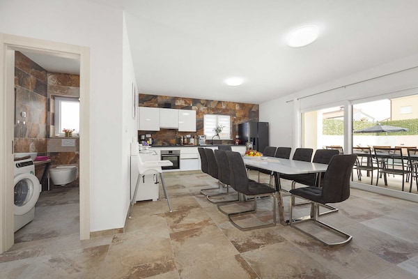 Foto van Luxe villa in Pula met zwembad en jacuzzi - Vakantiehuis in Pula - DiningRoom