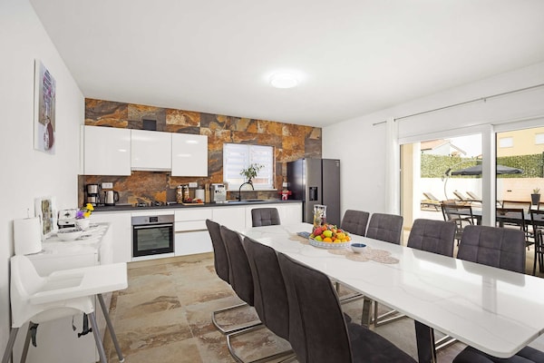 Foto van Luxe villa in Pula met zwembad en jacuzzi - Vakantiehuis in Pula - Kitchen