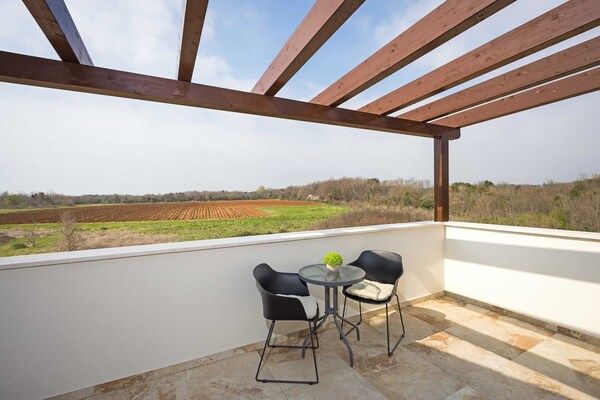 Foto van Luxe villa in Pula met zwembad en jacuzzi - Vakantiehuis in Pula - TerraceBalcony