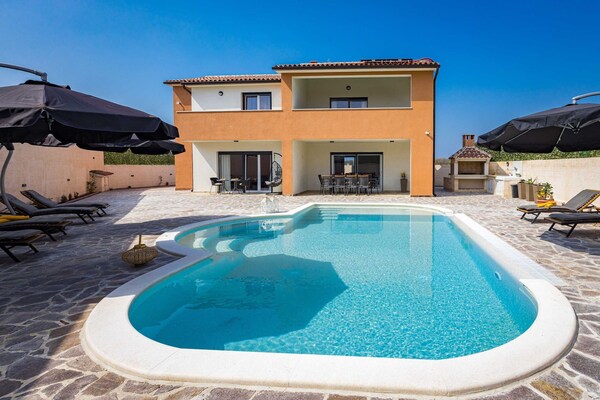 Foto van Luxe villa in Pula met zwembad en jacuzzi - Vakantiehuis in Pula - Outdoor