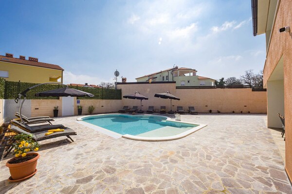 Foto van Luxe villa in Pula met zwembad en jacuzzi - Vakantiehuis in Pula - Outdoor