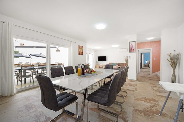 Foto van Luxe villa in Pula met zwembad en jacuzzi - Vakantiehuis in Pula - DiningRoom