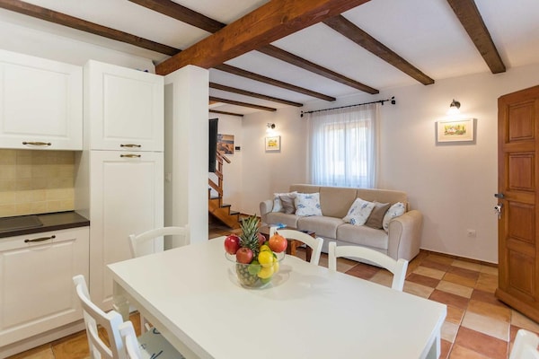Foto van Vakantiehuis in Pjescana Uvala vlakbij het strand - Vakantiehuis in Pješčana uvala - DiningRoom