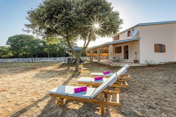 Foto van Vakantiehuis in Pjescana Uvala vlakbij het strand - Vakantiehuis in Pješčana uvala - TerraceBalcony