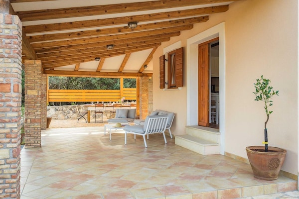 Foto van Vakantiehuis in Pjescana Uvala vlakbij het strand - Vakantiehuis in Pješčana uvala - TerraceBalcony