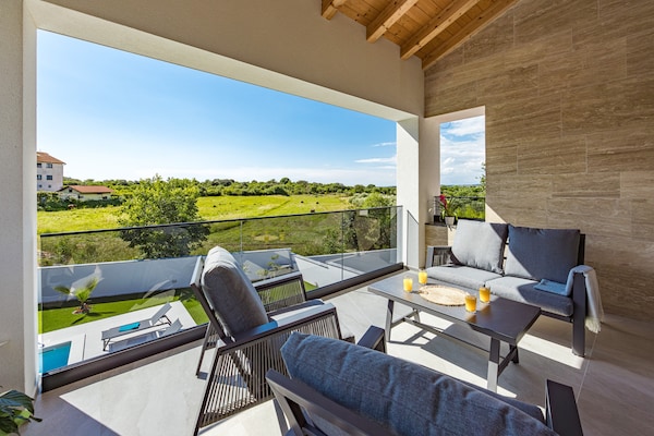 Foto van Villa in Pula bij Hidrobaza Strand - Vakantiehuis in Štinjan - TerraceBalcony