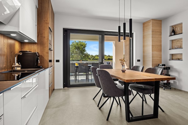 Foto van Villa in Pula bij Hidrobaza Strand - Vakantiehuis in Štinjan - DiningRoom