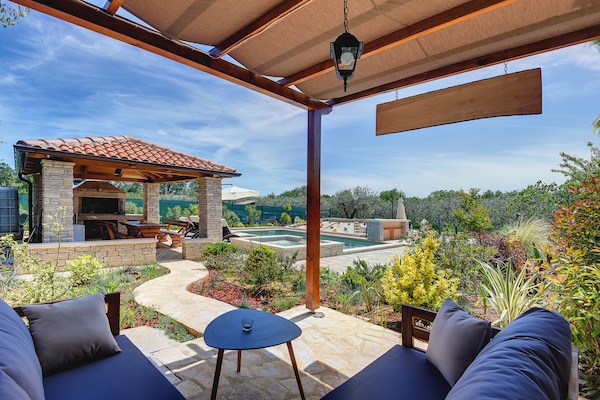 Foto van Vakantiehuis Medulin met zwembad bij strand - Vakantiehuis in Medulin - TerraceBalcony