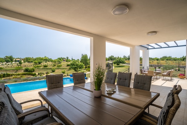 Foto van Villa in Filipana met verwarmd zwembad - Vakantiehuis in Filipana - terrace