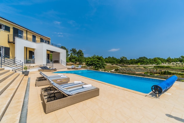 Foto van Villa in Filipana met verwarmd zwembad - Vakantiehuis in Filipana - ExteriorSummer