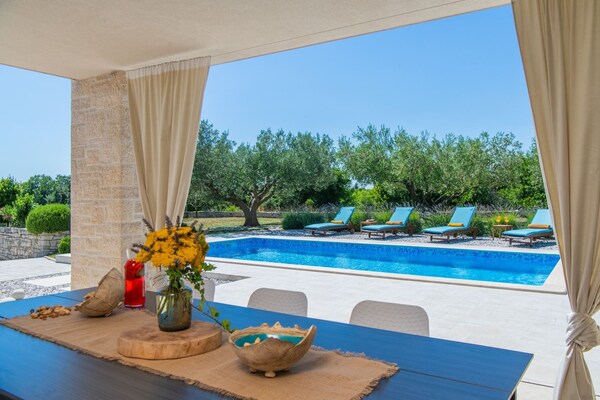 Foto van Luxe villa met jacuzzi en zwembad - Vakantiehuis in Mali Vareški - PoolOfHouse