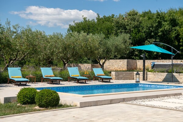 Foto van Luxe villa met jacuzzi en zwembad - Vakantiehuis in Mali Vareški - PoolOfHouse