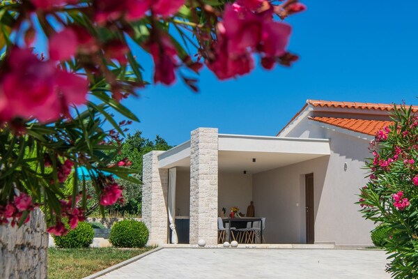 Foto van Luxe villa met jacuzzi en zwembad - Vakantiehuis in Mali Vareški - Outdoor