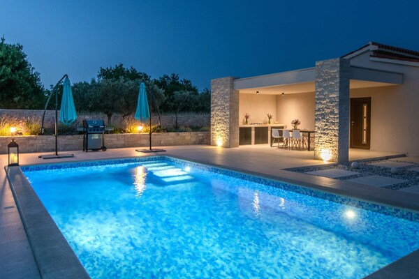 Foto van Luxe villa met jacuzzi en zwembad - Vakantiehuis in Mali Vareški - PoolOfHouse
