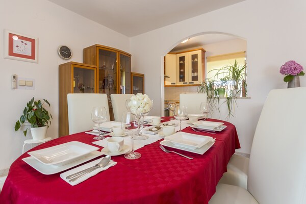 Foto van Villa in Kujici bij Strand met Zwembad - Vakantiehuis in Kujići - LivingRoom