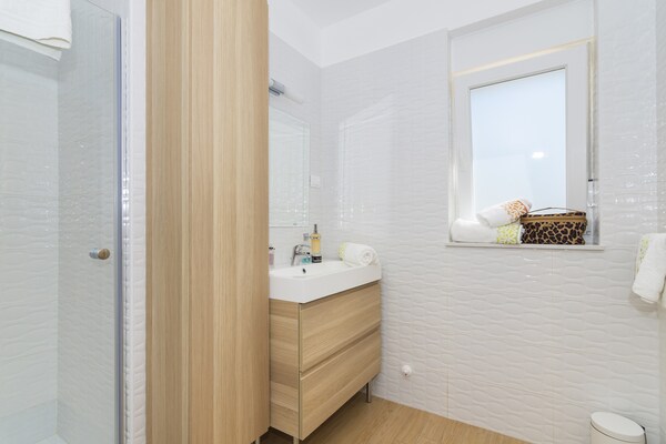 Foto van Ruime landelijke villa met zwembad - Vakantiehuis in Kapelica - BathRoom